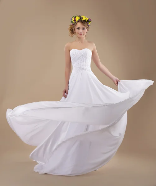 モーション。花輪の花の舞う光のドレスの女性 — ストック写真