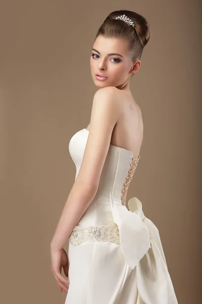 Fiesta formal. Mujer rica en vestido blanco con nudo de arco — Foto de Stock