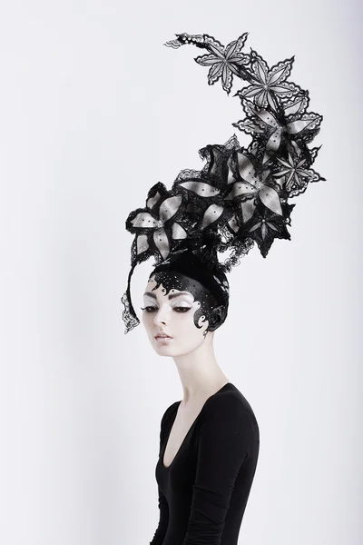Kreativa koncept. porträtt av futuristiska kvinna i konsten fantastiska huvudbonad — Stockfoto