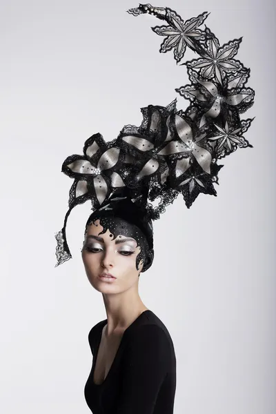 Fantasía. Surrealismo. Mujer increíble en moda Headwear con flores — Foto de Stock