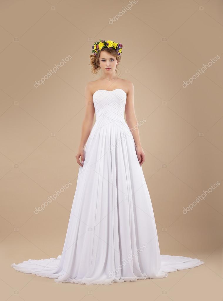 desposorio. modelo de moda de novia con corona de flores en vestido