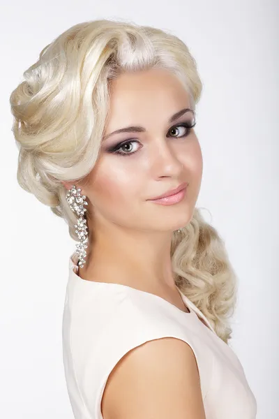 Elegantie. vertrouwen geprepareerde blonde met kostuum juwelen — Stockfoto