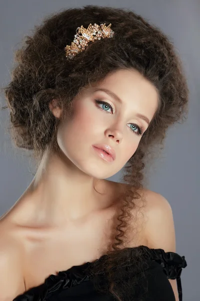 Dreamy Gentle Serene with Frizzy Brown Hair and Golden Brooch — Stock Photo, Image