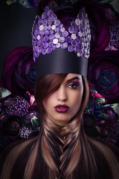 Imaginação. Extravagância. Mulher de estilo em Fantastic Headwear — Fotografia de Stock