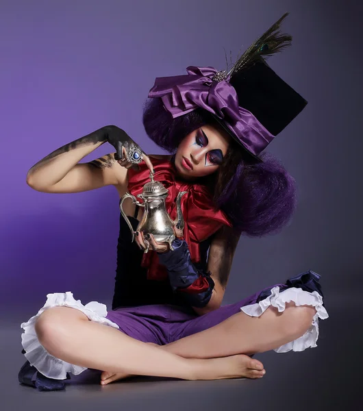 Performance. Entertainer sitting in Cylinder Hat with Bow Knot and Feathers — Stock Photo, Image