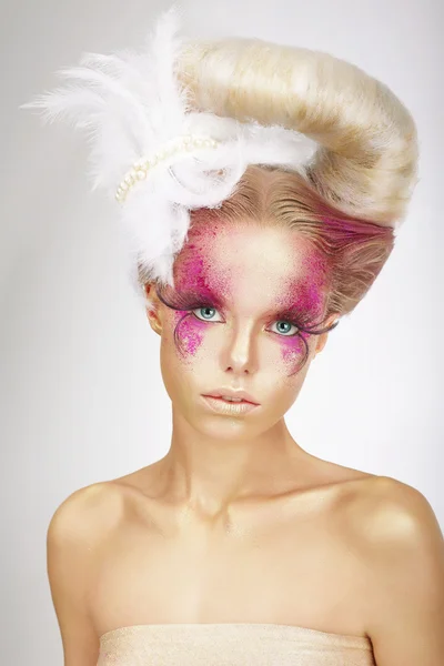 Faceart. Rubia con piel de color rosa, pestañas falsas y pluma blanca — Foto de Stock