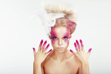 yaratıcı makyaj. Outre kadın yüz benekli ve lekeli tırnakları