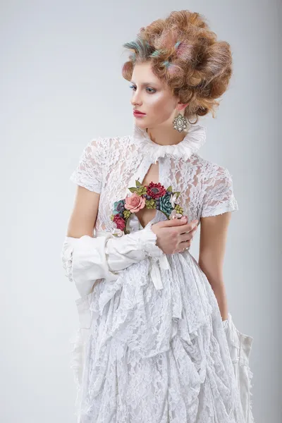 Μόδα μοντέλο σε flossy λευκό φόρεμα και στεφάνι από λουλούδια — Φωτογραφία Αρχείου