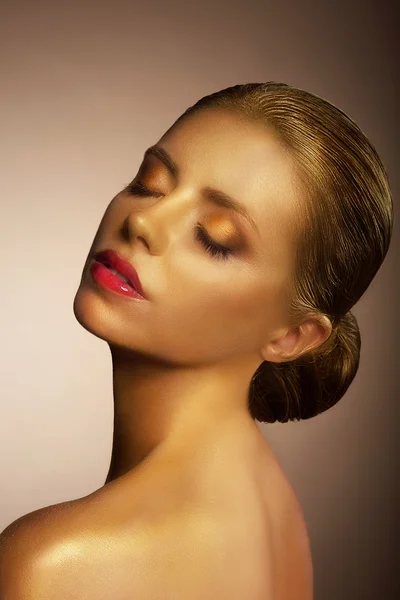 Kunstfertigkeit. Fantasievoll gebräuntes Frauengesicht. futuristische Kunst Gold Make-up — Stockfoto