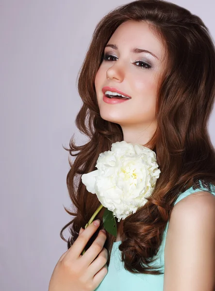 Frescura. Mujer feliz con flor de peonía sonriendo — Foto de Stock