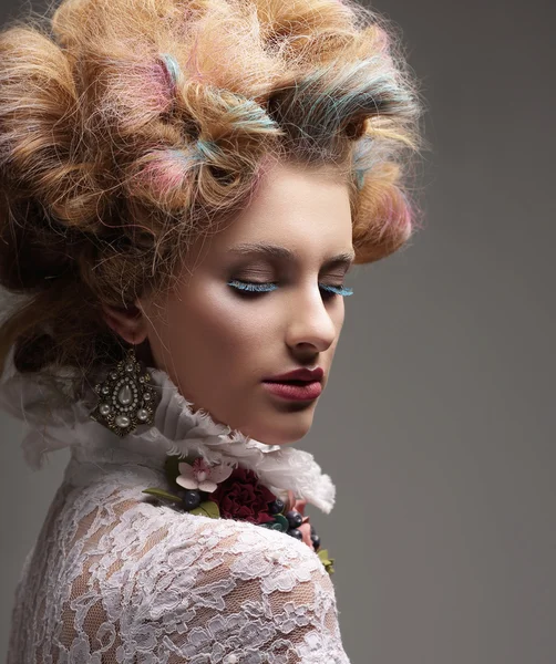 Ispirazione. Modello di moda con colorati capelli tinti — Foto Stock