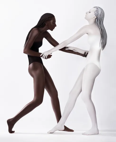 Deux femmes énigmatiques de style coloré blanc et brun dansant — Photo