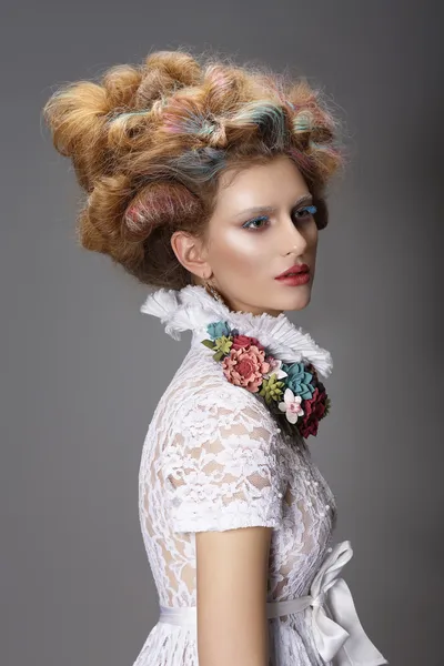 Exagerado. Cabelo tingido. Mulher com Penteado Moderno. Alta moda — Fotografia de Stock