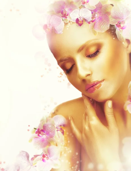 Tez. Linda mulher com pele bronzeada perfeita e flores de orquídea. Fragrância — Fotografia de Stock
