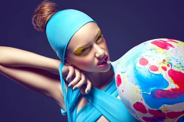 Groteske. excentrieke vrouw met fancy stagy make-up en lucht ballon — Stockfoto