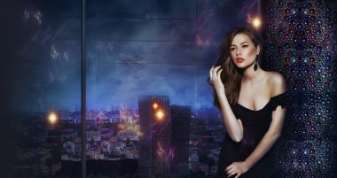 güzel bir kız gece şehir futuristic kentsel arka plan üzerinde