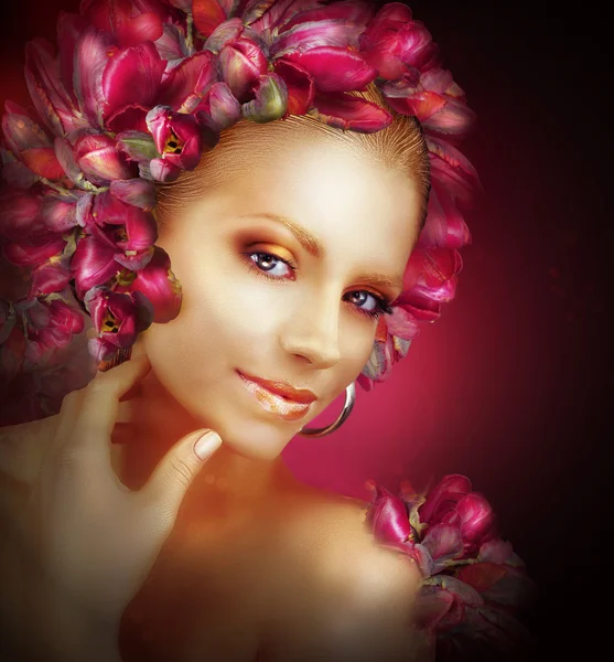 Brillante. Hermosa chica de oro con flores de tulipanes púrpura —  Fotos de Stock
