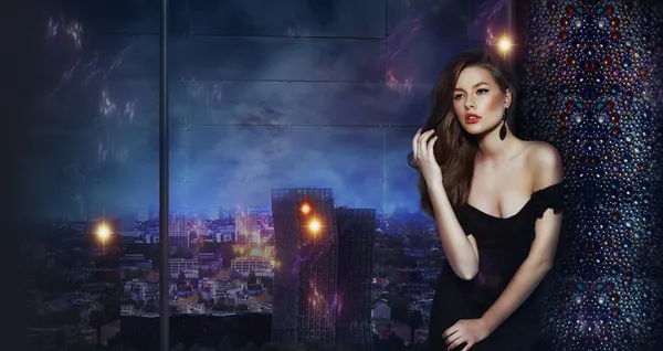 Schöne Mädchen über futuristischen urbanen Hintergrund der Nacht Stadt lizenzfreie Stockbilder