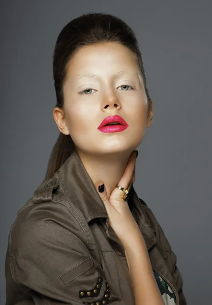 Elegantie. Aziatische vrouw met trendy make-up — Stockfoto
