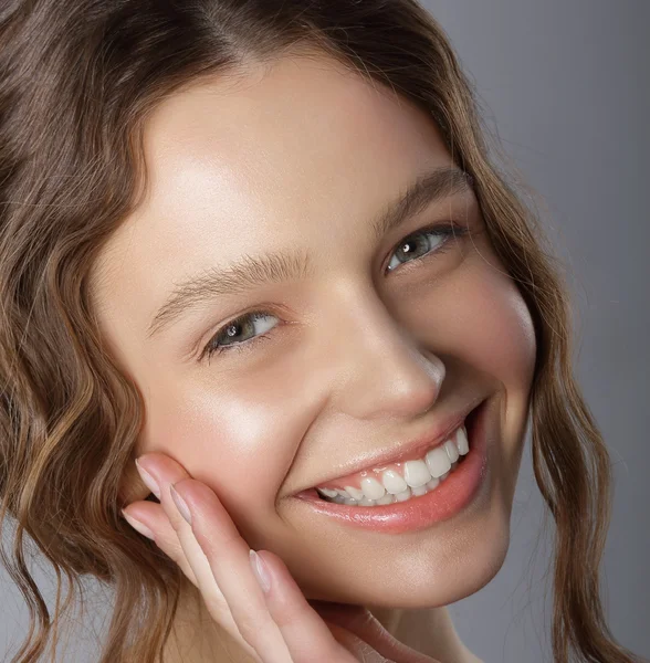 Sonrisa ganadora sincera. Rostro de feliz agradable joven mujer —  Fotos de Stock