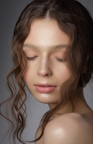 Chica de ensueño con ojos cerrados en pensamientos. Piel limpia natural —  Fotos de Stock