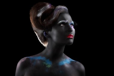 fantezi. sanatı. yaratıcı fütüristik bodyart abartılı kadınla