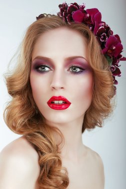 tress ve çiçekler şehvetli çok güzel kadın