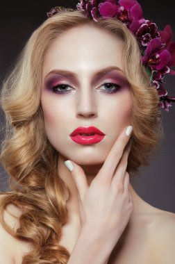 Glamour. moda soigne kadın yüzüne dokunmak