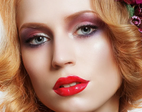 Portrét snazzy okouzlující ženy s světlý make-up — Stock fotografie