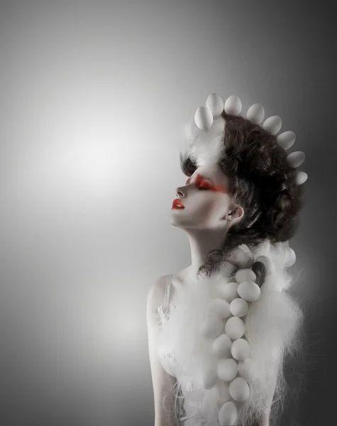 Kreatives Konzept. gestylte futuristische Frau mit fantastischer Kopfbedeckung — Stockfoto