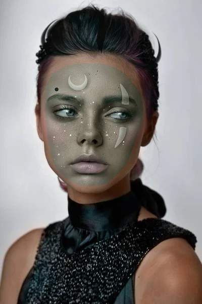 Retrato Uma Rapariga Máscara Está Exposição Estrelas Mês Noite Conto Imagem De Stock