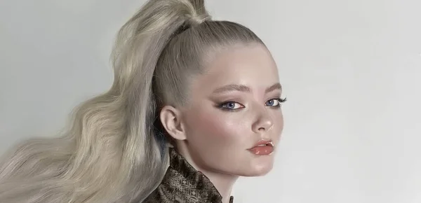 Retrato Close Uma Mulher Com Uma Cauda Longa Feita Cabelo — Fotografia de Stock