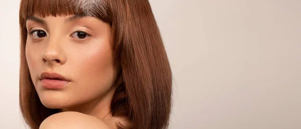 Retrato Uma Mulher Cara Perto Penteado Bob Com Franja Cabelo — Fotografia de Stock