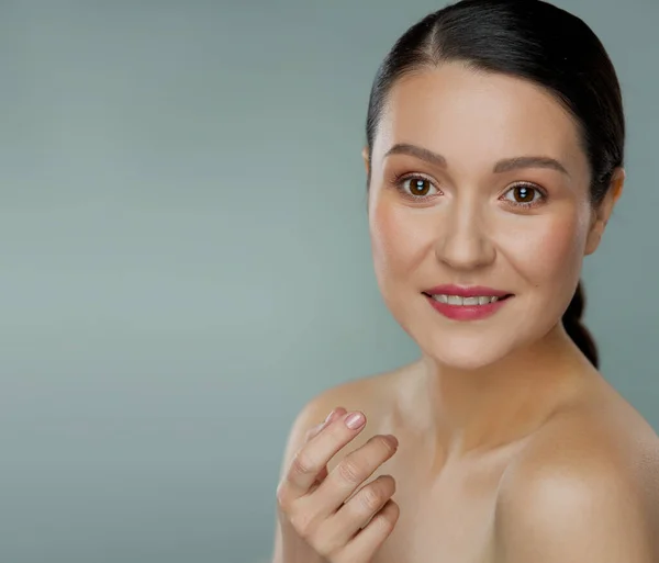 Retrato Uma Mulher Cara Ombros Perto Pele Clara Maquiagem Beleza — Fotografia de Stock