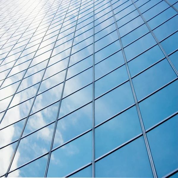 Reflejo del cielo en la construcción de vidrio — Foto de Stock