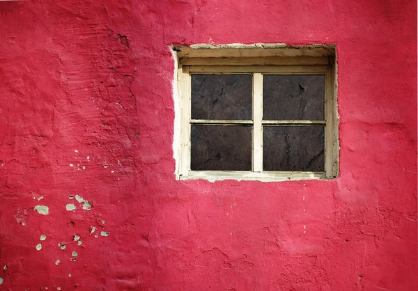 Stare okna na NK pilling sztukaterie ścian — Zdjęcie stockowe
