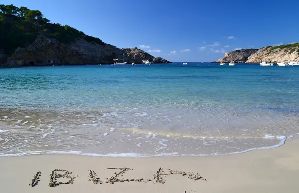 Das in den Sand geschriebene Wort ibiza — Stockfoto