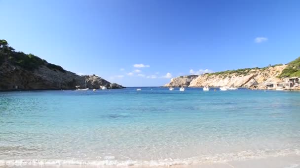 イビサ島、スペインでカラしビーチ — ストック動画