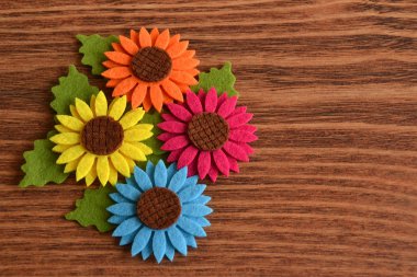 Ahşap arkaplanda çiçekler