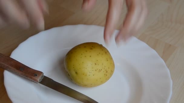 Peeling en potatis — Stockvideo