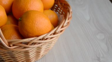 Kız bir sepetten bir portakal toplama