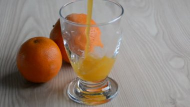 portakal suyu bir bardak doldurma