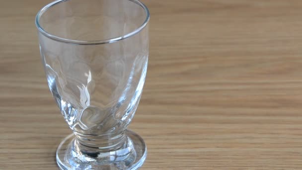 Наполнение стакана воды — стоковое видео