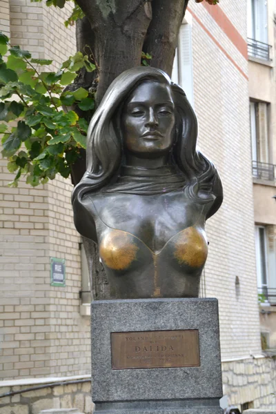 Skulptur Tribut an Dalida in Paris, Frankreich — Stockfoto