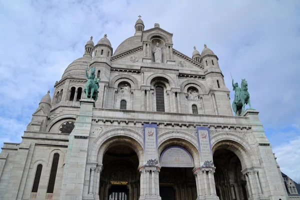 在巴黎蒙马特的圣心大教堂 Basilique — 图库照片