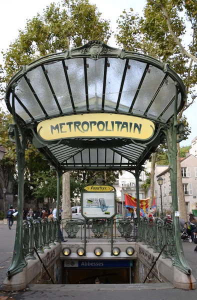 Paris Metro (Metropolitain) sign to Abbesses station in Paris, France — Stock Photo, Image