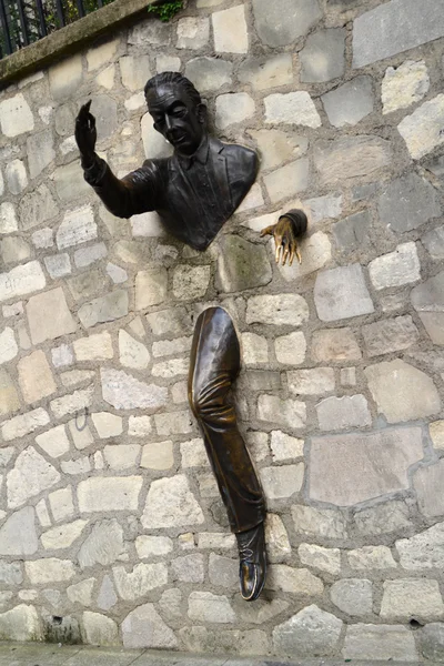 Sculptuur genaamd Le Passe-Muraille in Parijs, Frankrijk Stockfoto