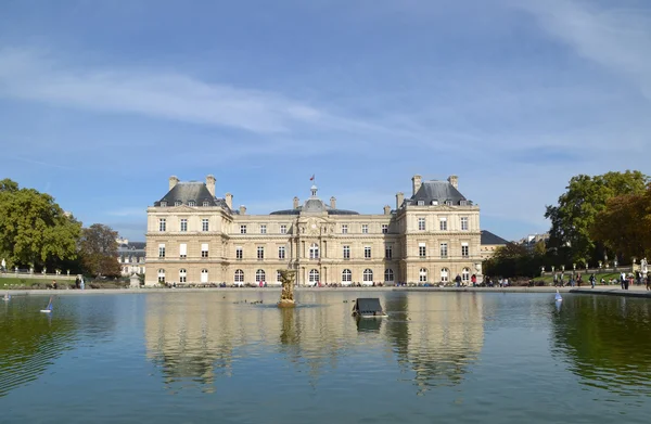 Palacio de Luxemburgo en París, Francia — Foto de Stock