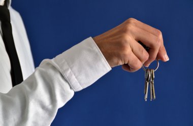 işadamı gösteren anahtarlar