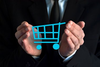 Bir alışveriş sepeti ile işadamı